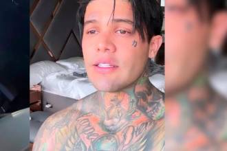 El carro con los vidrios quebrados y Yéferson Cossio. /FOTOCAPTURAS DE INSTAGRAM