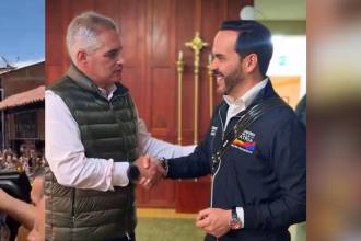 Abelardo de la Espriella estuvo conversando con el gobernador de Antioquia, Andrés Julián Rendón, durante su visita a Antioquia. FOTO: @ABDELAESPRIELLA