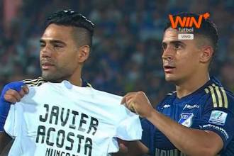 Radamel Falcao (izq) García y Daniel Cataño sostienen una camiseta estampada con la dedicatoria a Javier Acosta. / FOTO: CAPTURA DE VIDEO.