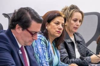 Alexandra Falla (segunda de izq. a der.), ministra de Tecnologías de la Información y las Comunicaciones, en sesión ante la Comisión Segunda de la Cámara de Representantes. FOTO: CORTESÍA MINTIC