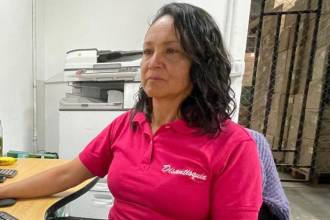 La mayoría de labores de Claudia son el computador, pero cuando debe acelerar un pedido ella misma va y lo despacha. FOTOS: JAIDER ESCOBAR