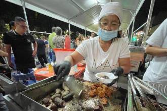 Blanquita muestra con orgullo el trofeo que la acredita como la campeona del tradicional concurso. / FOTOS: JAIDER ESCOBAR B. 