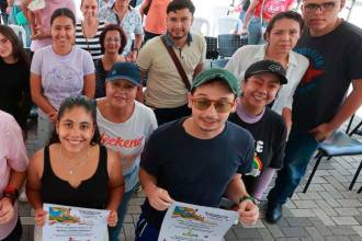 En primer plano aparecen Eduard Pereira Jaramillo (izq., primera mención de honor), Mariana Valdés Jiménez (centro, tercer lugar) y Juan José Díez Gómez (der., ganador) de nuestro concurso ‘Echame un cuento’. Al fondo, parte del público que asistió al evento./FOTOS: MANUEL SALDARRIAGA