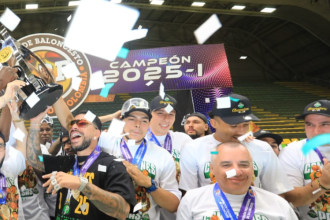 El equipo celebró en el colisero Iván de Bedout su nuevo título., junto a sus aficionados y el artista urbano Ryan Castro (de negrto). / FOTO: ESNEYDER GUTIÉRREZ