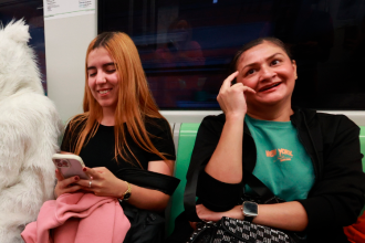 Juanes abrazó a las personas que se le acercaron al oso polar y hasta les habló del cambio climático. /FOTO: MANUEL SALDARRIAGA 