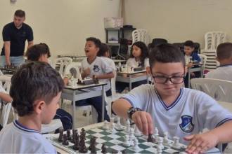 Los niños aprenden y se divierten jugando ajedrez. FOTO: FUNDACIÓN A LA RUEDA RUEDA 