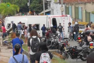 Así quedó el bus accidentado en cercanías a la estación San Pedro del Metroplús. FOTO: CORTESÍA DENUNCIAS ANTIOQUIA