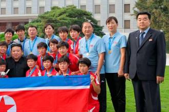 Las jugadoras se reunieron con Kim Jong-Un luego de recorrer las calles de la capital norcoreana. / FOTO: @FERKEFANTA