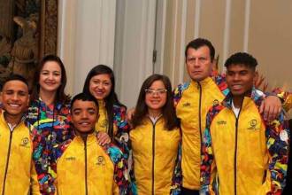 Previo al viaje hacia París, los atletas paralímpicos fueron a la Casa de Nariño a recibir la bandera de Colombia y el saludo del presidente Gustavo Petro. / FOTO: COMITÉ PARALÍMPICO COLOMBIANO