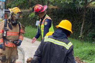 La fuga provocó la evacuación preventiva en 500 metros a la redonda. FOTO: BOMBEROS LA ESTRELLA
