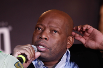 Alfredo Morelos (izquierda) quedó mal parado tras los comentarios del hoy analista deportivo, Faustino Asprilla. /FOTOS: NACIONAL Y COLPRENSA. 