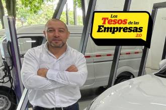 Arlen Blandón, quien tiene 40 años y lleva casi la mitad de su vida en Auteco, se convirtió en un especialista en vehículos eléctricos. FOTO: JAIDER ESCOBAR