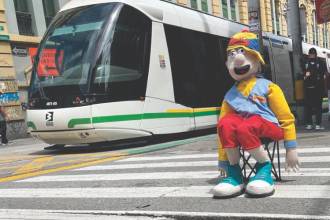 Los peatones que cruzan a las carreras y sin mirar para el piso terminan aporreados por el daño de estas vías en el centro de Medellín. FOTO: SINDY VALLE