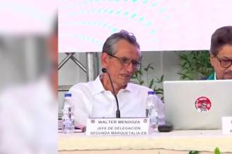 De izquierda a derecha: Walter Mendoza, jefe de delegación de la Segunda Marquetalia, e Iván Márquez, comandante de la Segunda Marquetalia. /FOTO: CAPTURA DE VIDEO