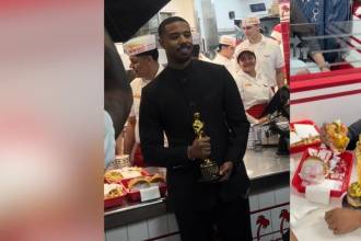 Michael B. Jordan junto a su estatuilla por el premio a Mejor Actor. FOTO: CAPTURA DE REDES SOCIALES