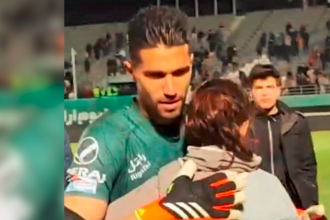 La mujer se acercó al arquero y este la abrazó. / FOTO: CAPTURA DE PANTALLA