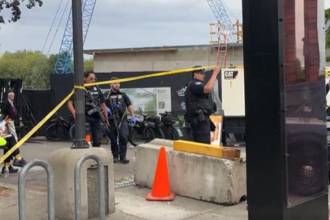 La Policía de Seattle, Estados Unidos, en el sitio donde ocurrió el tiroteo. FOTO: @JEREMYHARRISTV