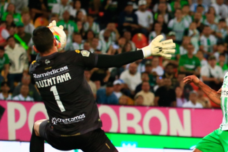 A Aldair Quintana (1) se le volvió costumbre ser figura cada que visita el Atanasio Girardot, donde al final del juego pidieron la salida de Gandolfi. /FOTO: CAMILO SUÁREZ.