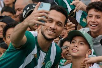 Hélio Neto (izq.) es un exfutbolista brasileño que jugaba como defensa central para el Chapecoense de Brasil. Es uno de los 6 sobrevivientes de la tragedia del vuelo 2933 de LaMia. FOTO: CAMILO SUÁREZ