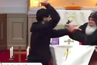 El hombre se acercó al obispo y lo apuñaló en seis oportunidades. / FOTO: CAPTURA DE PANTALLA