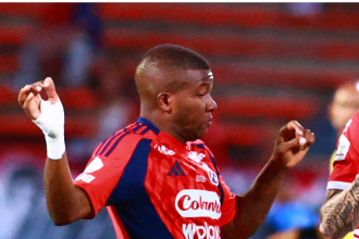 Francisco Chaverra, extremo de Medellín, disputa un balón con el volante Alexis Zapata, de Santa Fe. / FOTO: MANUEL SALDARRIAGA