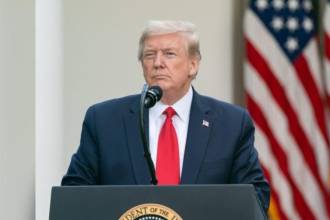 El presidente Donald Trump ha endurecido al trato a migrantes y minorías durante su administración. /FOTO: COLPRENSA 