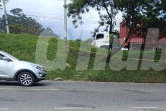 Este es el lugar exacto donde ocurrió el accidente en el que perdió la vida un motociclista. Es la autopista Sur, cerca a la estación del metro La Estrella. / FOTO: CRISTIAN VÁSQUEZ