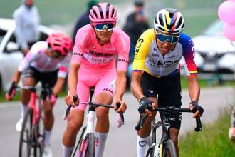 Egan Bernal, quien lleva en su casco el amarillo, azul y rojo, se mantiene como el mejor entre los colombianos. /FOTO: GETTY.