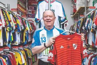 Gustavo coleccionaba camisetas de su amado Medallo. FOTO: JAIME PÉREZ