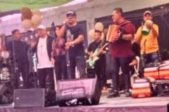 El cantante Nelson Velásquez durante la presentación musical en la cárcel de Itagüí. FOTO: CAPTURA DE VIDEO