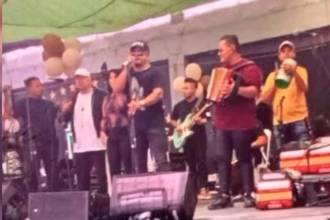 El cantante Nelson Velásquez durante su presentación en el centro penitenciario. FOTO: CAPTURA DE VIDEO