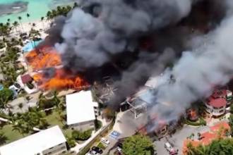 Los huéspedes evacuados que perdieron sus pertenencias reciben ayuda para la expedición de nuevos pasaportes. FOTO: CAPTURA DE VIDEO YOUTUBE AFP