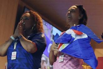 Ana Cándida Évora (centro), madre del portero de Cabo Verde, sigue el partido desde las tribunas apoyando a su hijo. FOTO: GETTY IMAGES