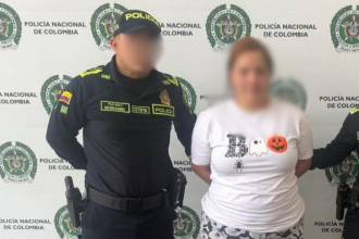Ella es la mujer capturada por uniformados de la Policía Metropolitana en el barrio París, en Bello. FOTO: POLICÍA METROPOLITANA