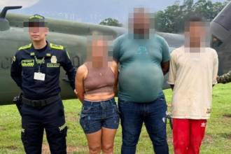 Wilson Flórez Anaya, alias Wilder (centro) junto a las otras dos personas que lo acompañaban al momento de la captura por orden judicial. FOTO: POLICÍA NACIONAL