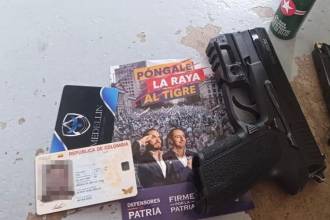 Armas, munición, gas pimienta y otros elementos le fueron encontrados. FOTO: CORTESÍA DENUNCIAS ANTIOQUIA
