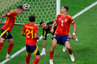 Dani Olmo (número 10) fue de las principales figuras del partido ya que defendió la portería de su equipo para que los rivales no marcaran el empate. /FOTO: GETTY