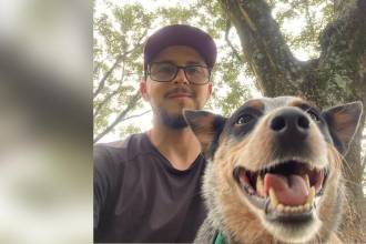 Las labores de Santiago incluyen paseo, educación y alimentación natural, y están enfocadas en los perros, cuya mente busca interpretar antes de intervenir. En las fotos está con su perra Jamaica. FOTO:CORTESÍA SANTIAGO NAVARRO