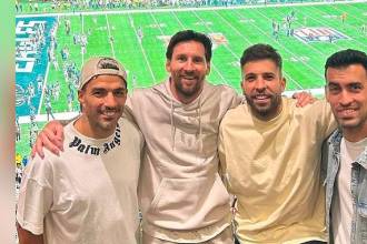 De izquierda a derecha: Luis Suárez, Lionel Messi, Jordi Alba y Sergio Busquets, como espectadores del Super Bowl. / FOTO: @JORDIALBA