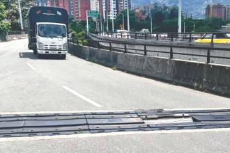 Los motociclistas son los actores viales más vulnerables ante esta situación, pues podrían perder el control de sus vehículos y provocar un accidente. FOTOS: FAISURY SÁNCHEZ 