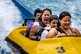 Familia disfrutando de la atracción ‘Viaje al Centro de la Tierra’ del Parque Norte. FOTO: ARCHIVO JAIME PÉREZ