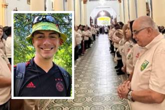 En medio de una iglesia abarrotada y una calle de honor con otros líderes comunales fue despedido Juan Esteban Urán Cano, presidente de la Junta de Acción Comunal del barrio Artex de Itagüí. FOTO: CORTESÍA