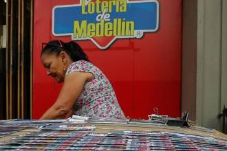Venta de billetes de lotería. FOTO: MANUEL SALDARRIAGA