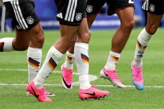 Jugadores de la Selección de Alemania con guayos rosados. FOTO: GETTY IMAGES