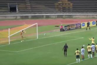 Este fue el momento en el que le cayó el travesaño el arquero. FOTO: CAPTURA DE VIDEO WIN SPORTS
