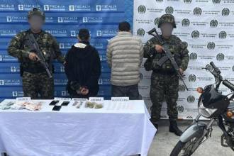 Capturados mientras instalaban propaganda del Clan del Golfo. FOTO: ALCALDÍA DE RIONEGRO