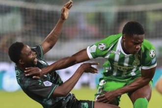 Néider Parra (der.) en una jugada contra Avilés Hurtado. FOTO: MANUEL SALDARRIAGA