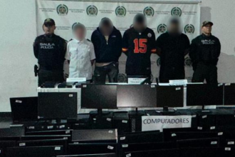 Cuatro presuntos responsables de ser parte de una red de estafas internacional con trading. /FOTO: CORTESÍA 