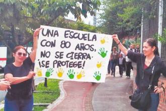 Los padres de familia junto a sus hijos fueron hasta la sede de la empresa el pasado martes y pidieron que se reconsiderara la decisión de cierre. /FOTO: CORTESÍA