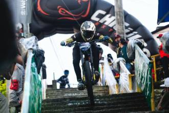 Los competidores desafían la gravedad y el cronómetro en las inclinadas calles de Manizales a más de 50 km/h. FOTO: CORTESÍA DOWN TOWN MANIZALES